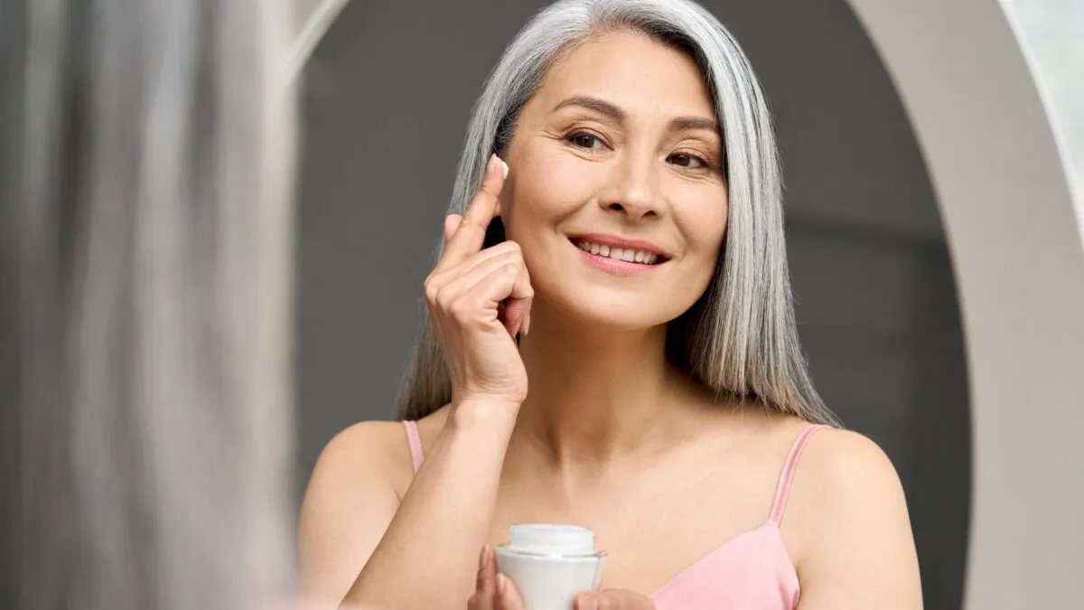 Make-up po padesátce: trik "efekt liftingu" za pouhých 5 sekund