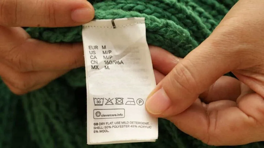 Jednoduché řešení proti štítkům v oblečení, které dráždí pokožku